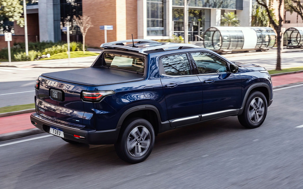 Fiat Toro azul vista de três quartos traseiros