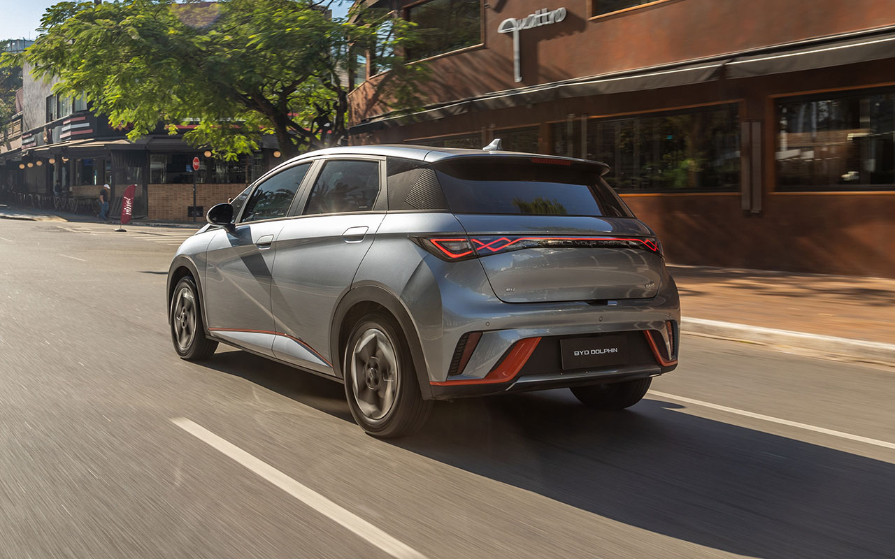 BYD Dolphin em via urbana