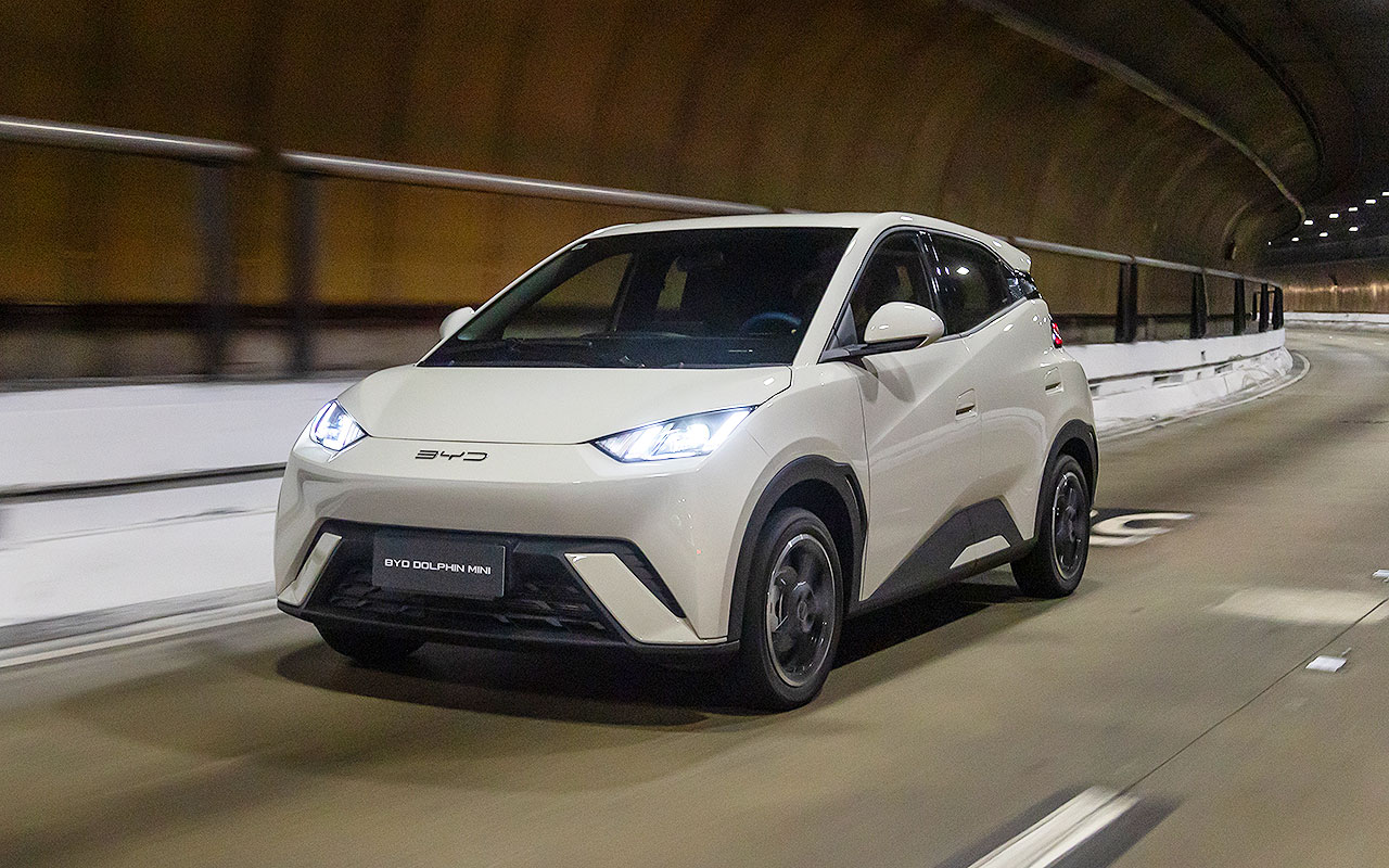 BYD Dolphin Mini branco em vista três-quartos dianteira dentro de um túnel