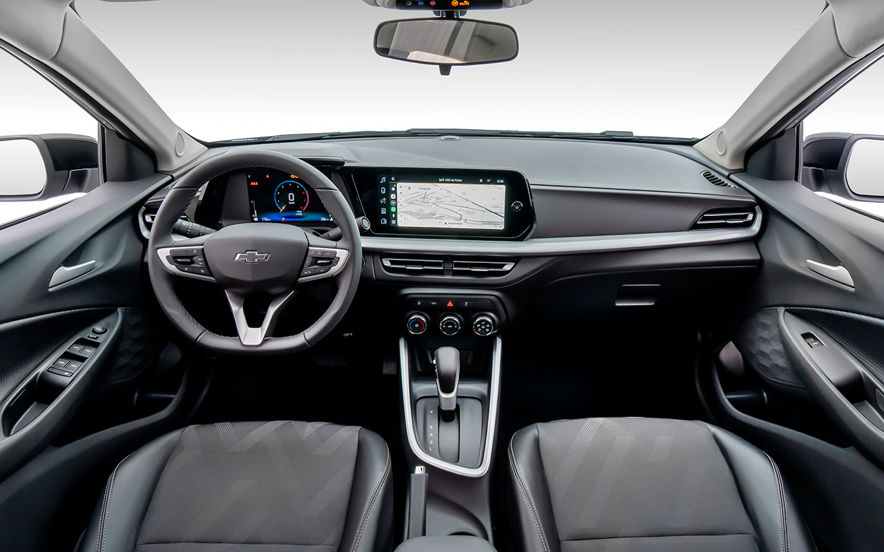 Painel e console do Chevrolet Onix Activ automático