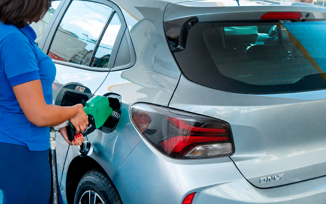 Chevrolet Onix ECO prata durante abastecimento com etanol