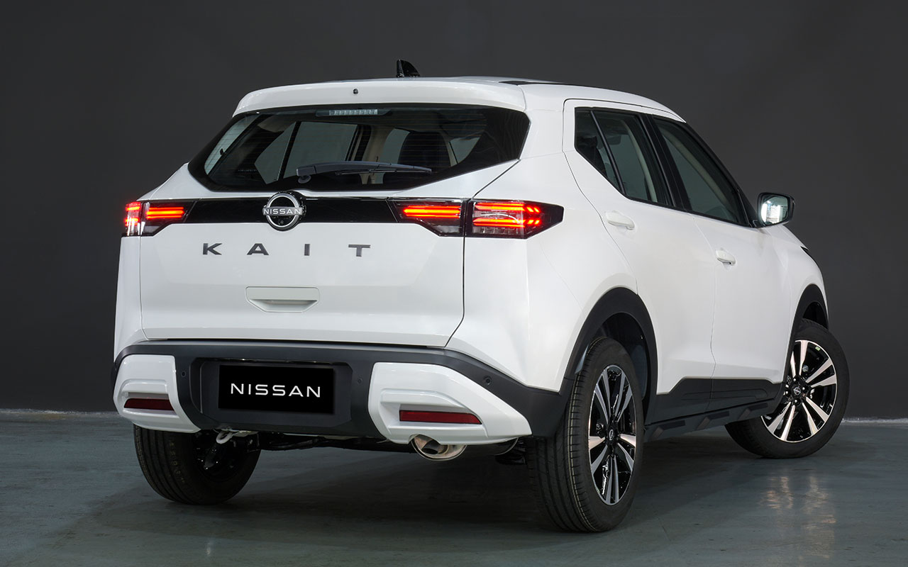 Nissan Kait Active branco visto em três-quartos traseiros, em estúdio
