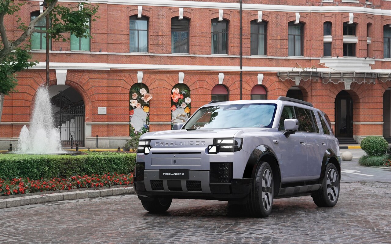 Freelander 8 em vista dianteira de três quartos