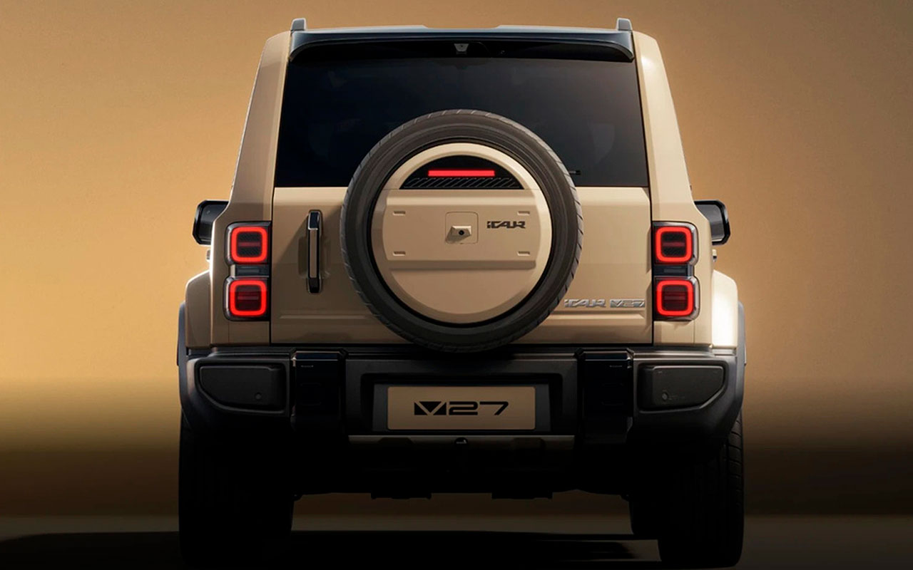 Traseira do SUV iCaur V27 com estepe central e lanternas acesas