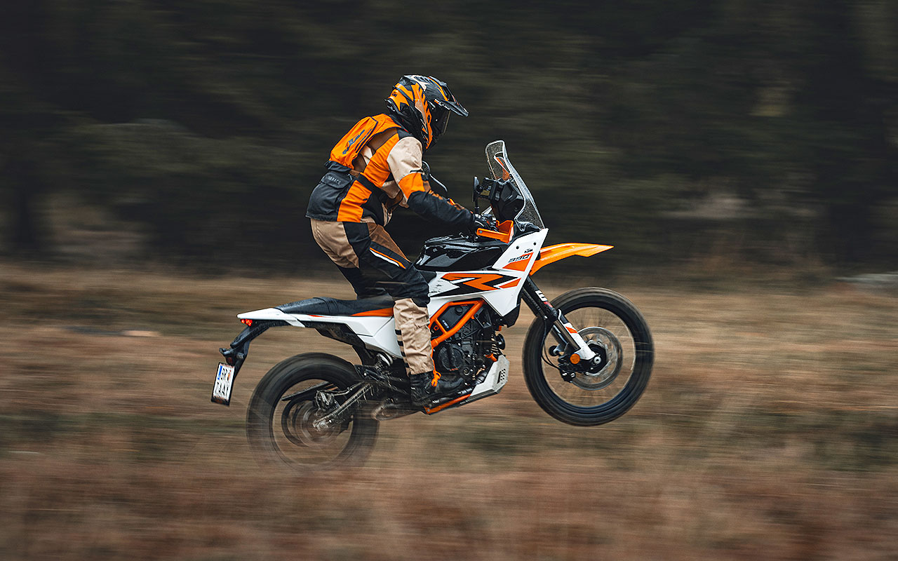 KTM 390 Adventure R em trajeto fora de estrada
