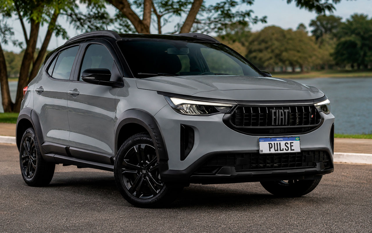 Fiat Pulse cinza visto de frente e de lado