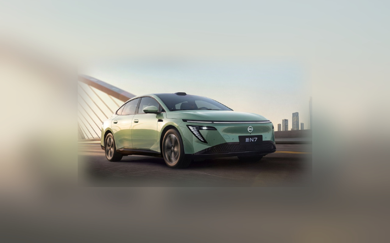 Nissan N7 elétrico verde em vista dianteira de três quartos