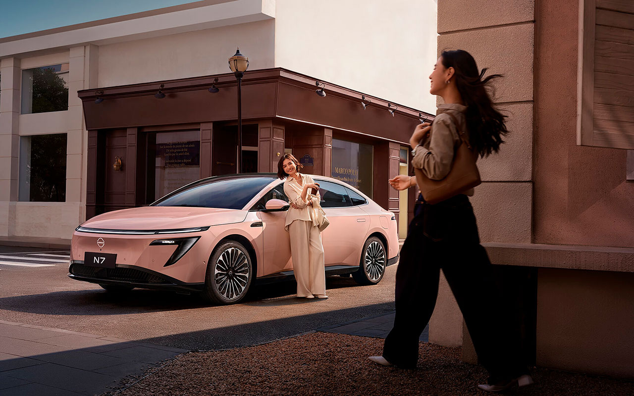 Nissan N7 rosa em fotografia de divulgação anterior à atualização
