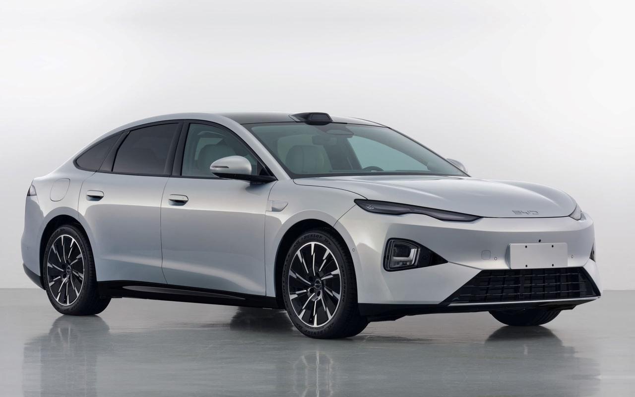 BYD Seal 07 elétrico branco em vista dianteira de três quartos, com a traseira inteira no enquadramento