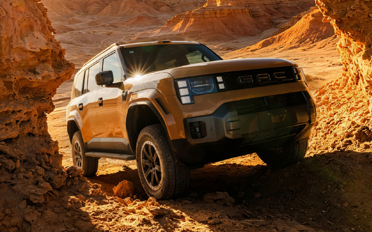 SUV híbrido GAC Yue 7 em trilha rochosa