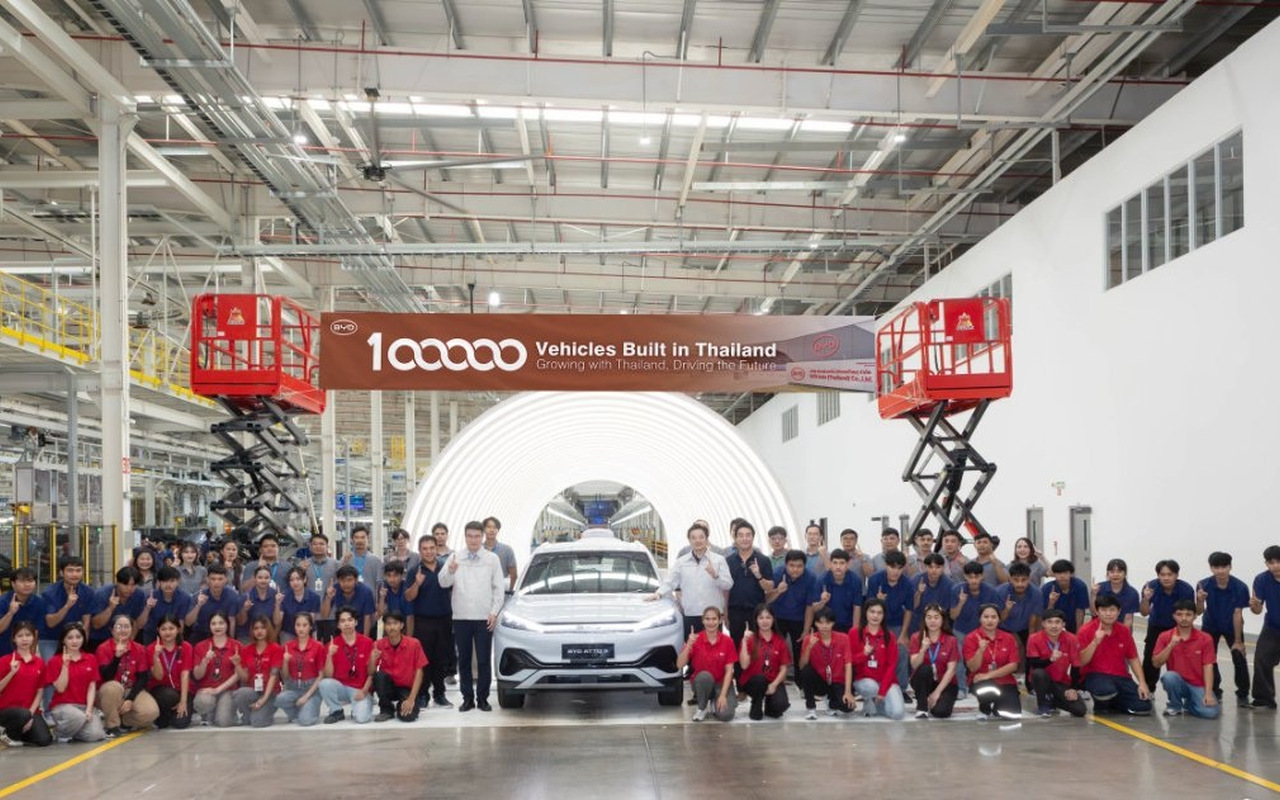 Equipe da fábrica da BYD na Tailândia ao lado de veículo comemorativo