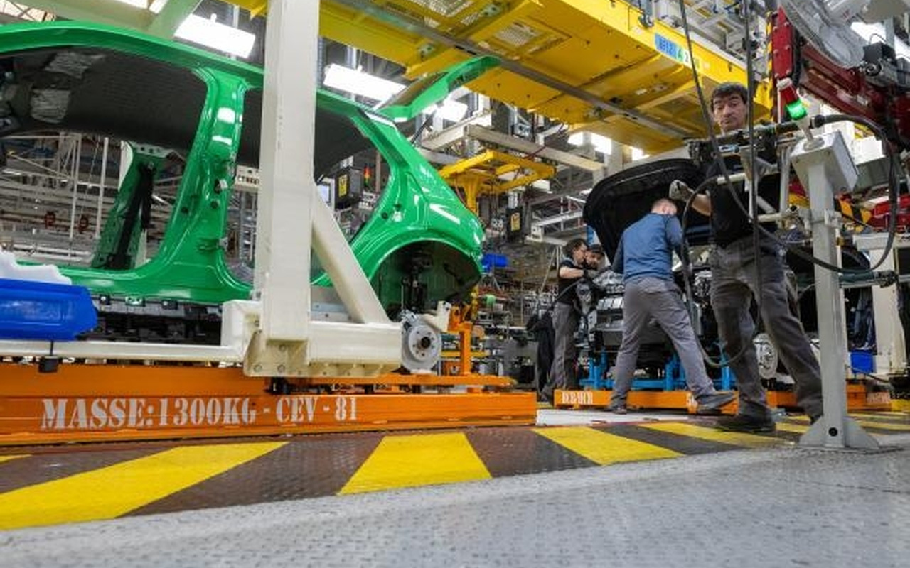 Trabalhadores montam veículos em fábrica europeia