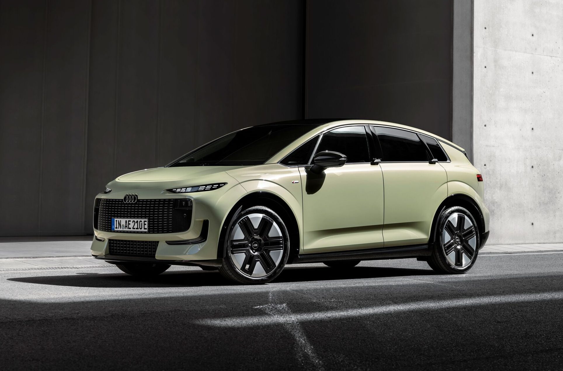 Audi A2 e-tron visto de frente em três quartos