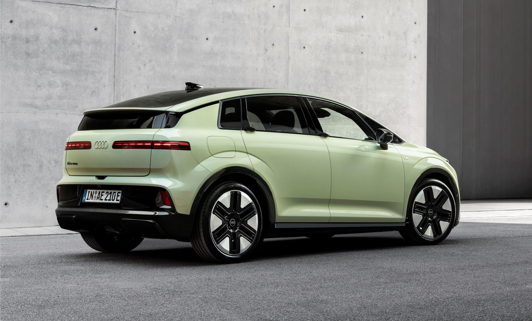 Audi A2 e-tron visto de traseira em três quartos