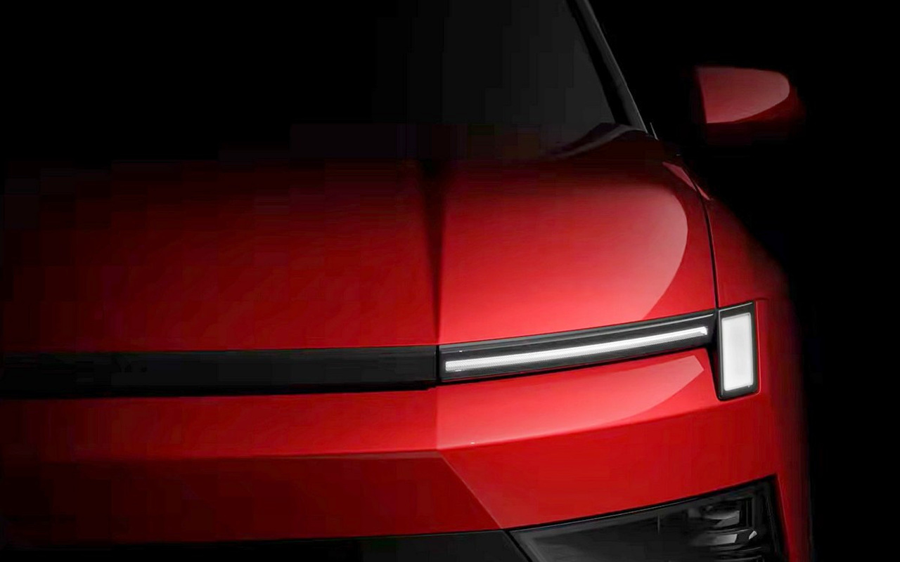 Dianteira do novo Hyundai Bayon em teaser, com luzes diurnas horizontais acesas