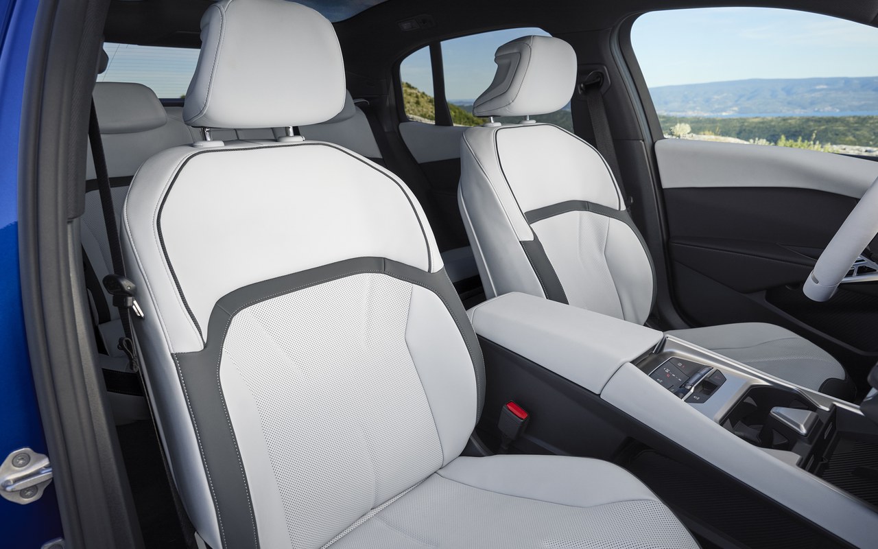 Bancos dianteiros claros do novo BMW i3 e console central