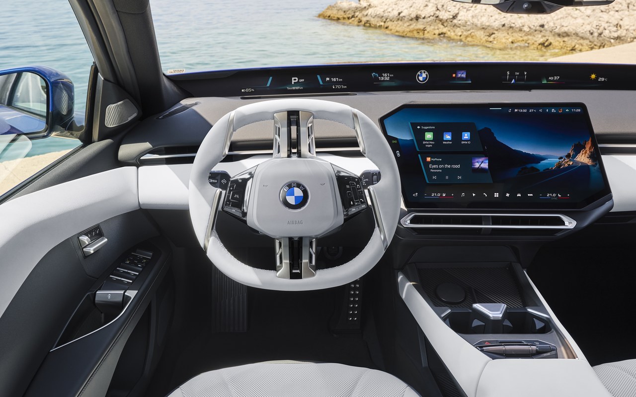 Painel do BMW i3 com volante, tela central e Panoramic Vision na base do para-brisa