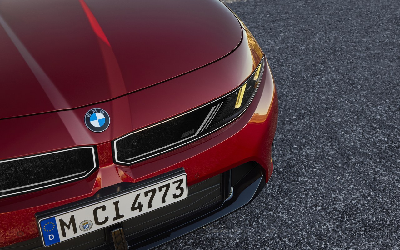 Detalhe da grade e dos faróis amarelos do BMW M350 vermelho