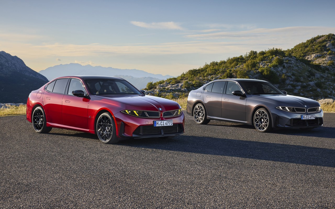 BMW M350 vermelho e Série 3 cinza estacionados, vistos de frente em três quartos