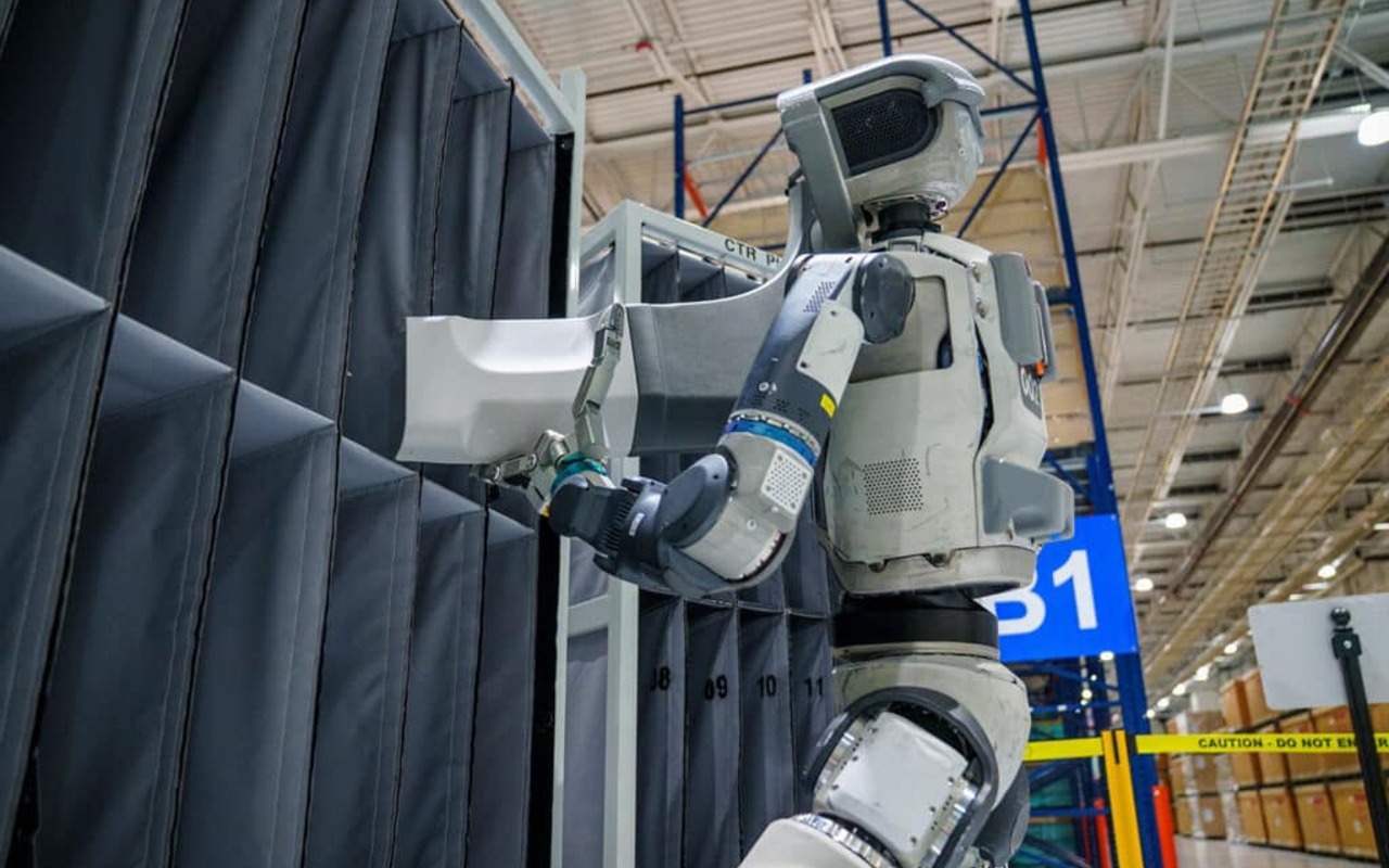 Robô humanoide Atlas da Boston Dynamics em ambiente industrial