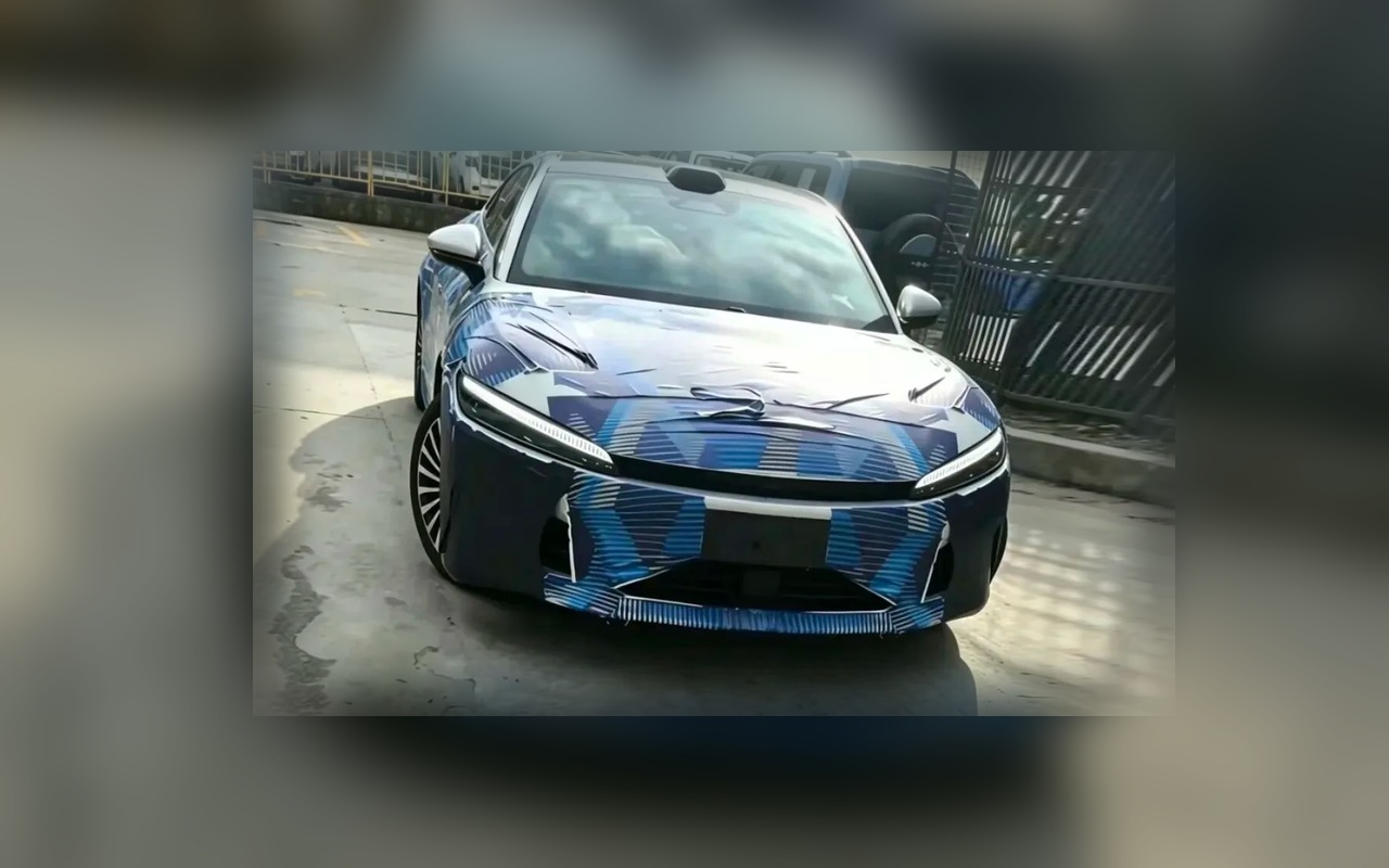 Protótipo camuflado da nova geração do BYD Han visto de frente