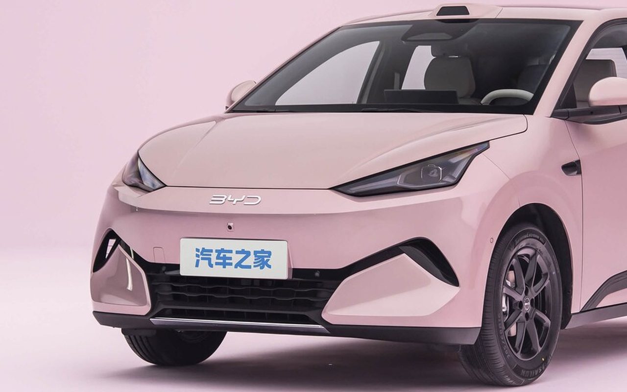 Dianteira do novo BYD Seagull rosa com emblema BYD e faróis