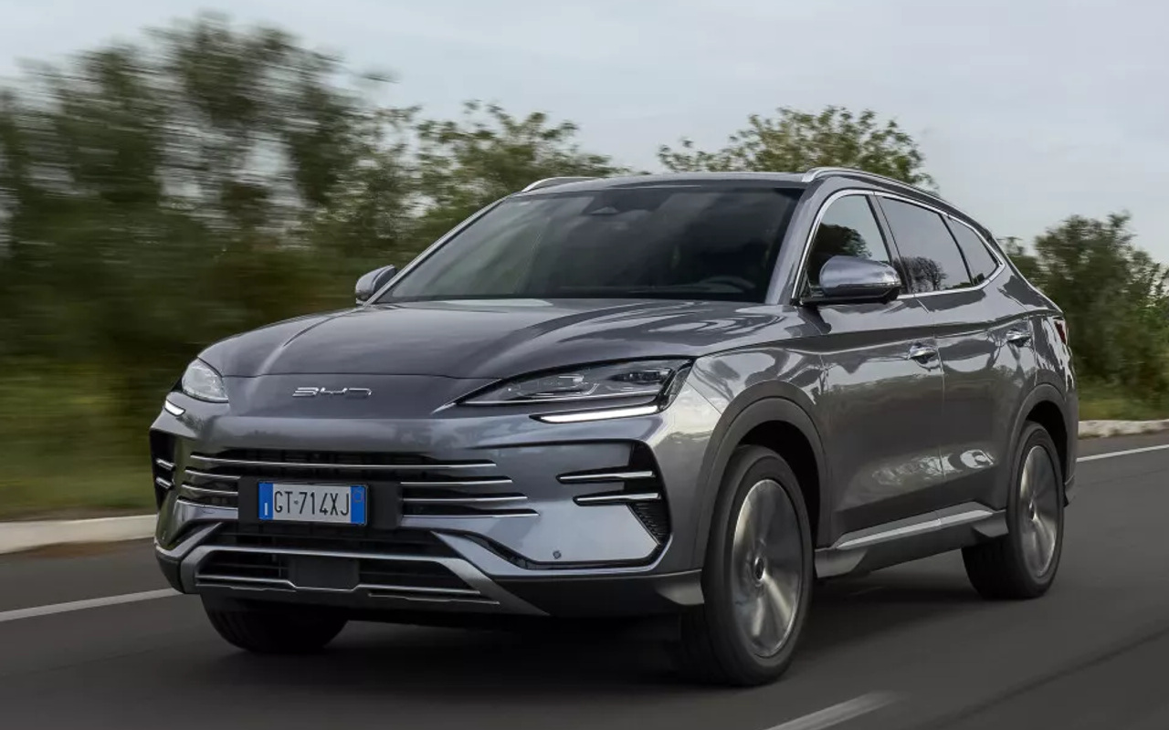 BYD Seal U DM-i cinza em circulação na Europa