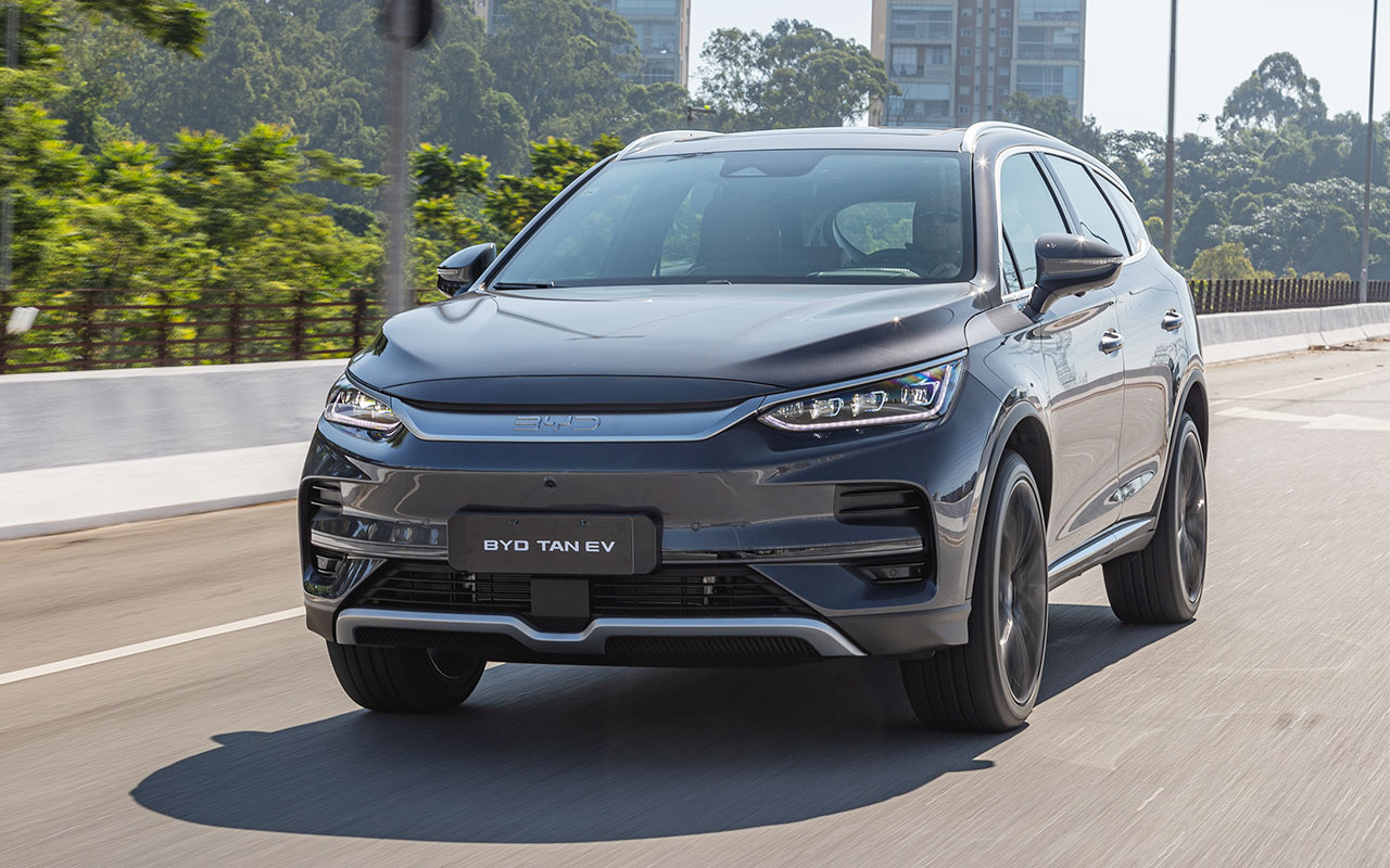 BYD Tan cinza em vista de três quartos dianteira