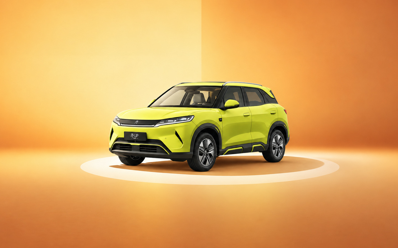 BYD Yuan Up 2027 amarelo em vista de três quartos dianteira