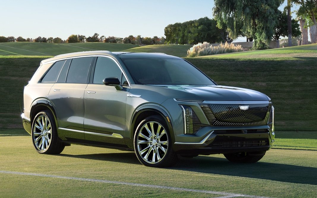 Cadillac Vistiq cinza visto de frente e de lado em um gramado