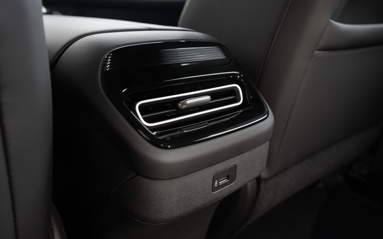 Saída de ar e porta USB na parte traseira do console do CAOA Changan CS55