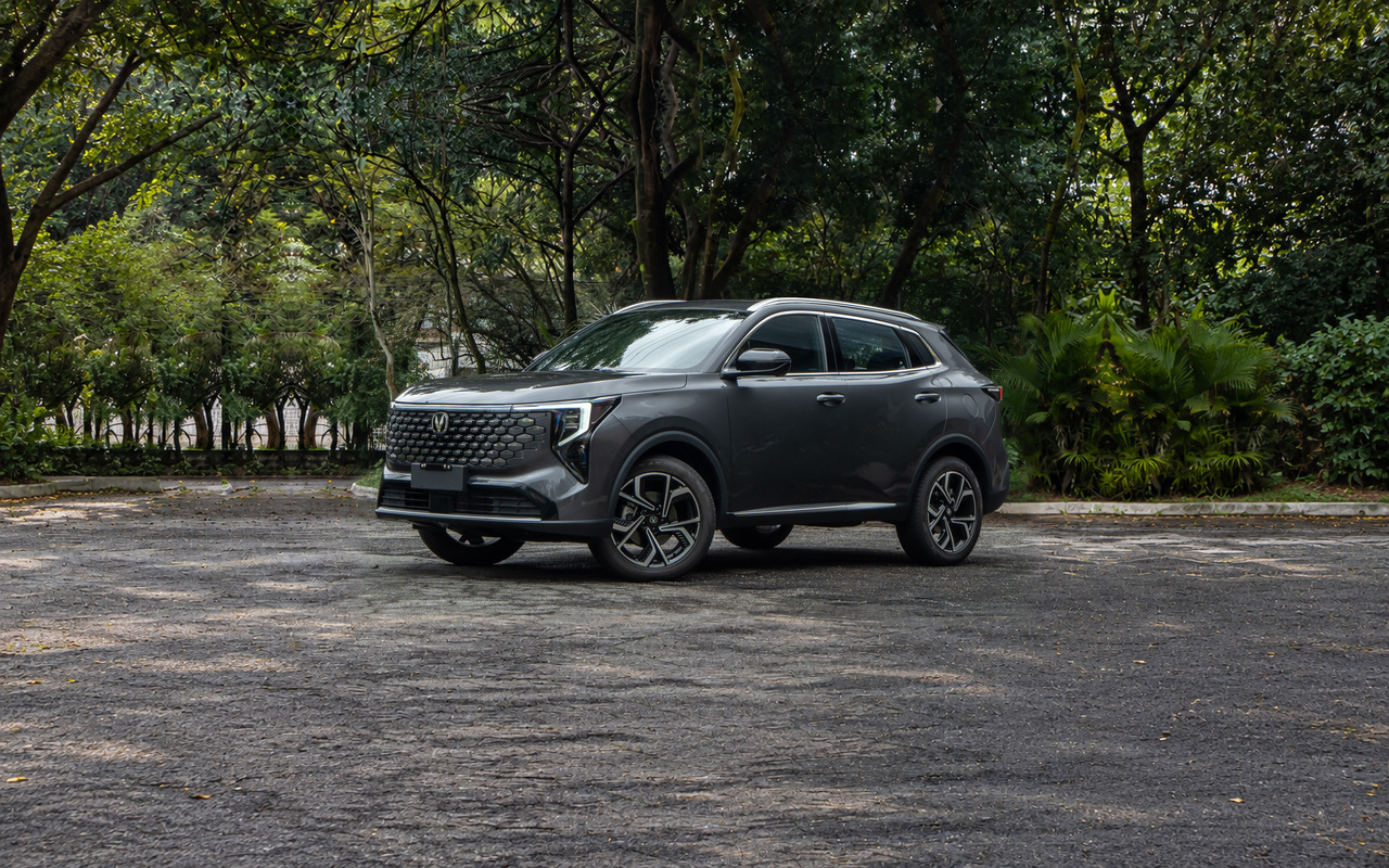 CAOA Changan CS55 cinza centralizado, com o veículo inteiro e margens para recortes