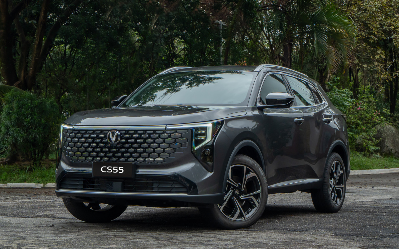 CAOA Changan CS55 cinza em vista de três quartos dianteira