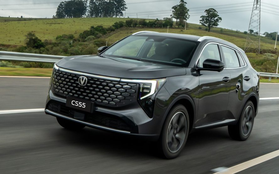 CAOA Changan CS55 cinza em rodovia