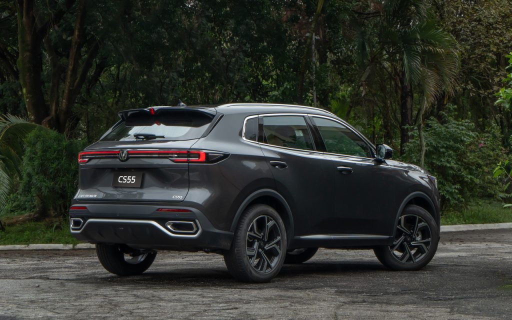 CAOA Changan CS55 cinza visto de três quartos traseiro