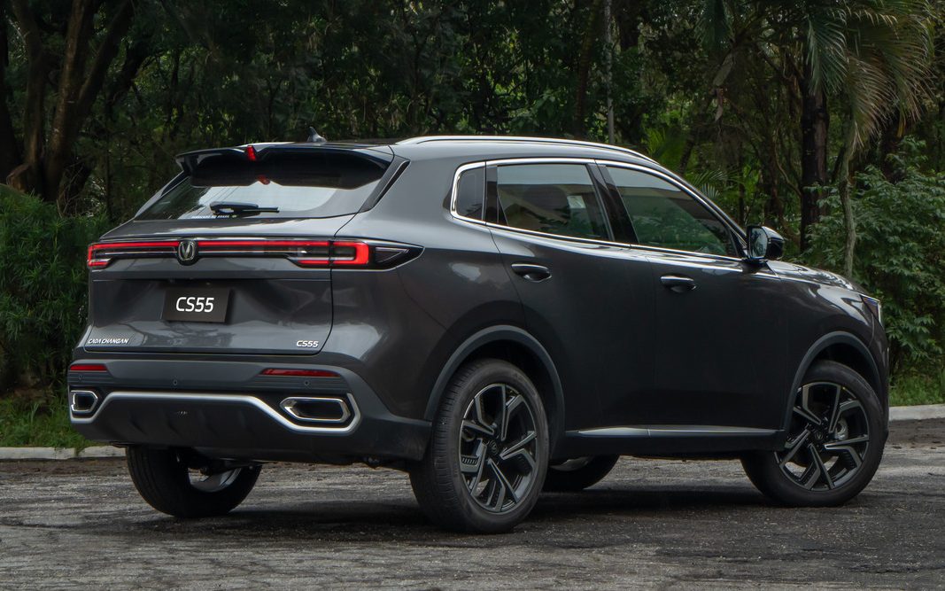 CAOA Changan CS55 cinza visto de três quartos traseiro