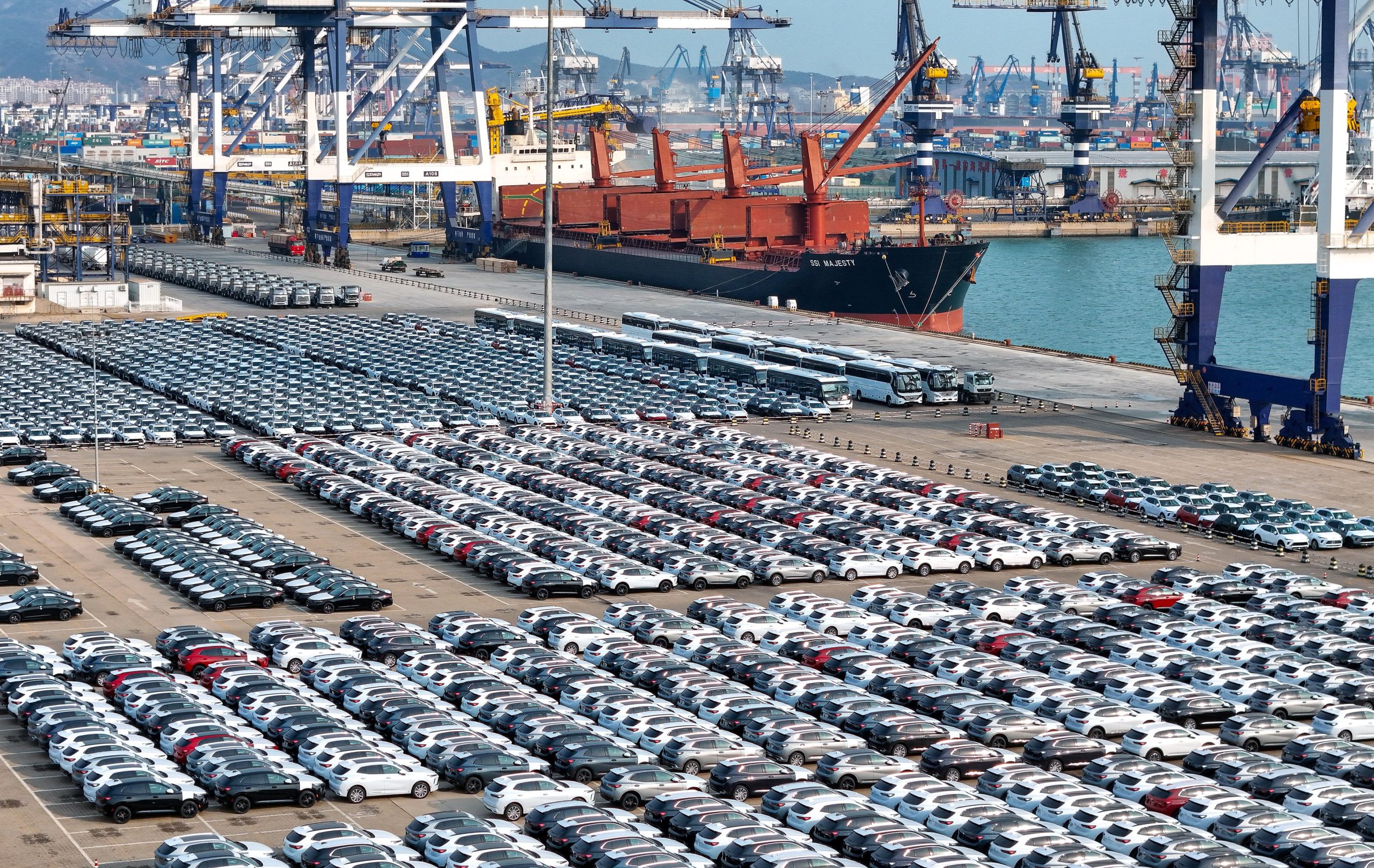 Automóveis chineses em porto de exportação