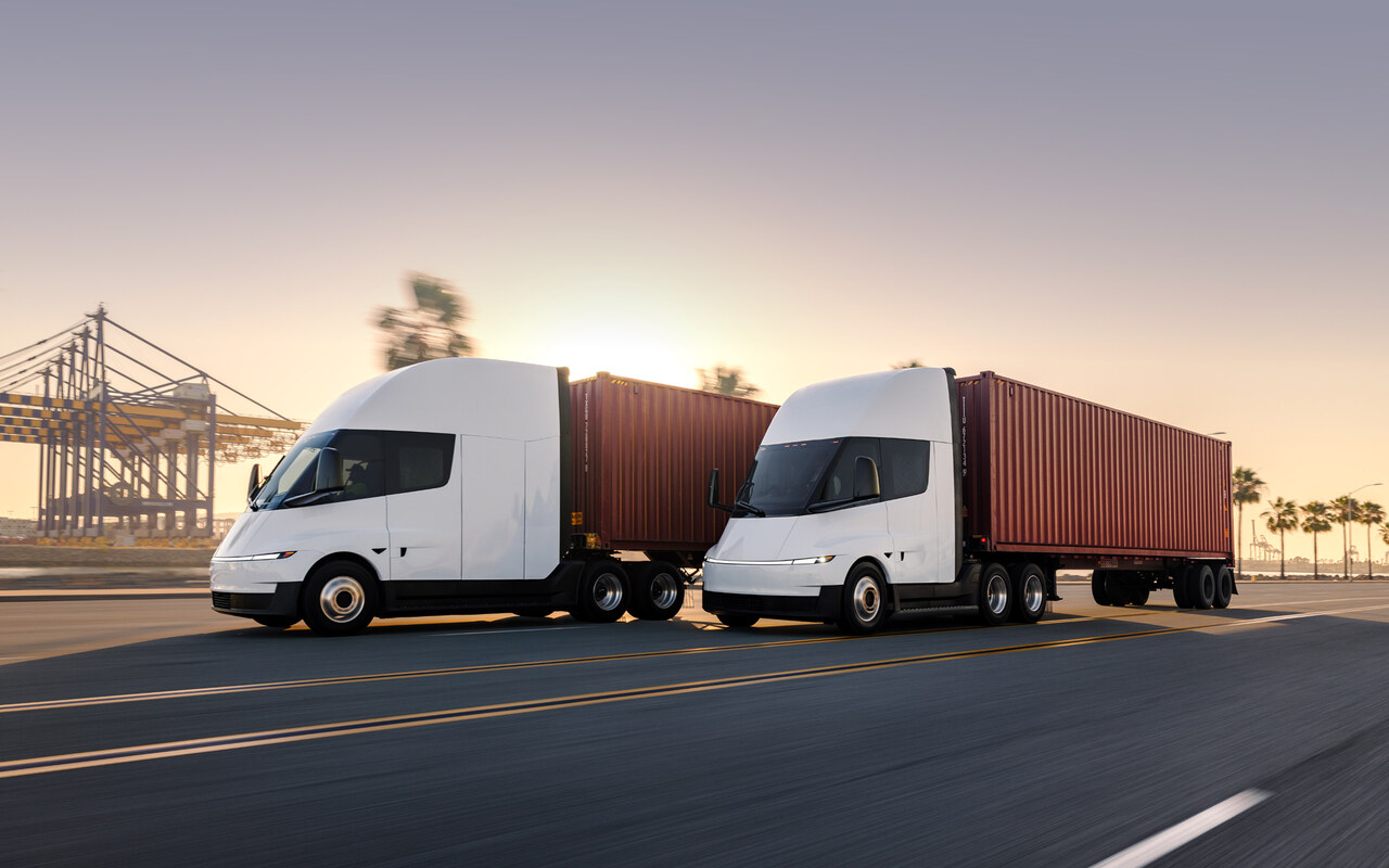 Dois caminhões elétricos Tesla Semi em operação