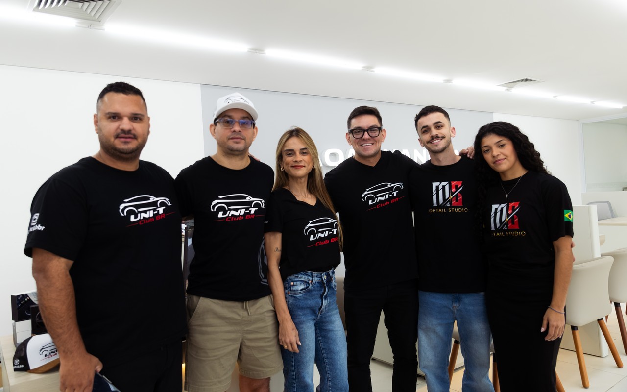 Seis participantes posam para foto, quatro deles com camisetas do UNI-T Club BR