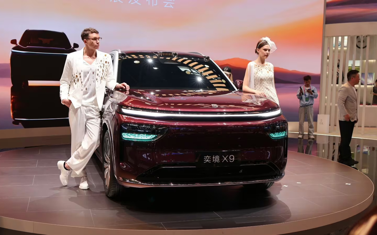 SUV Epicland X9 vermelho apresentado em evento automotivo na China