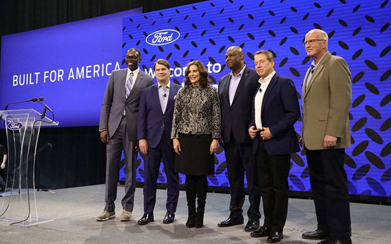 Executivos e autoridades no anúncio da fábrica de baterias da Ford em Michigan