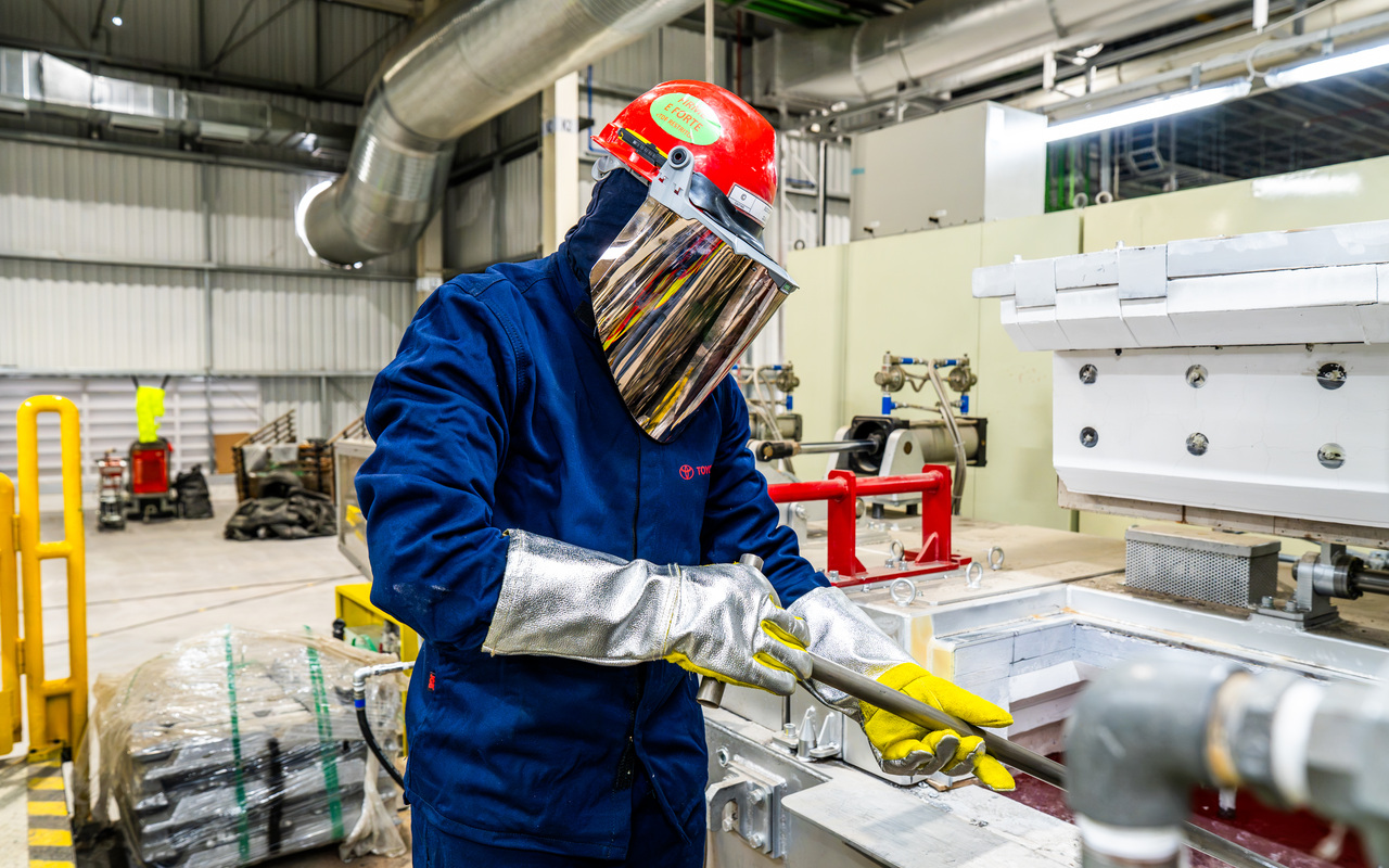 Funcionário da Toyota trabalha na área de fundição da fábrica de motores em Porto Feliz (SP)