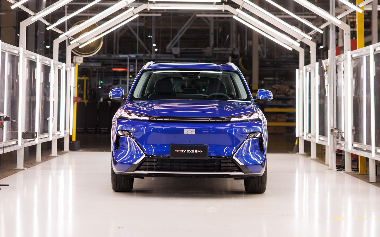 Geely EX5 EM-i azul, inteiro e centralizado, no túnel de luz do Complexo Ayrton Senna