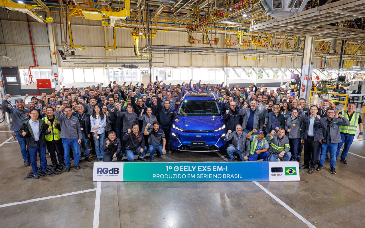 Equipe da fábrica reunida ao redor do primeiro Geely EX5 EM-i produzido em série no Brasil