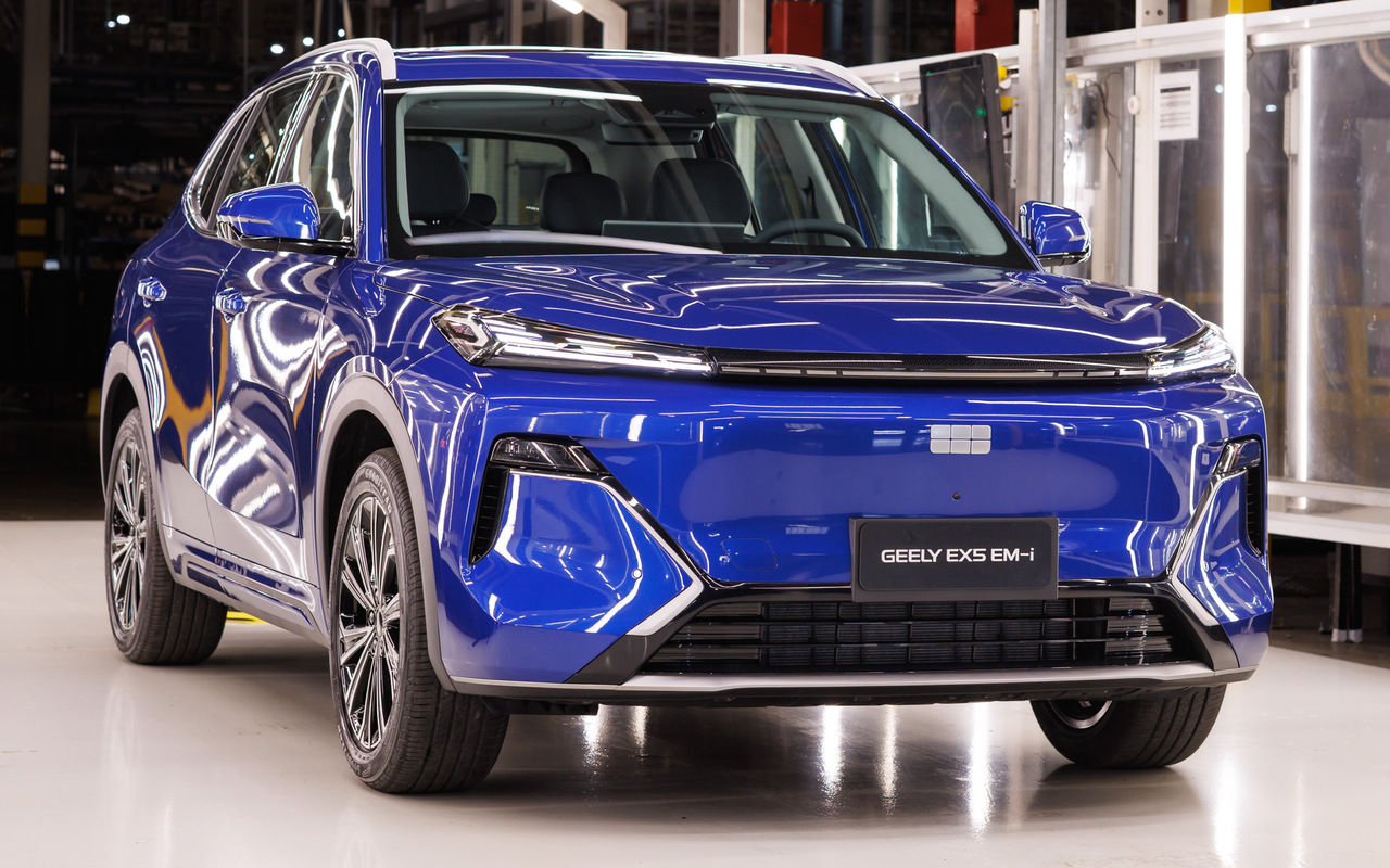 Geely EX5 EM-i azul em vista de três quartos dianteira na fábrica de São José dos Pinhais
