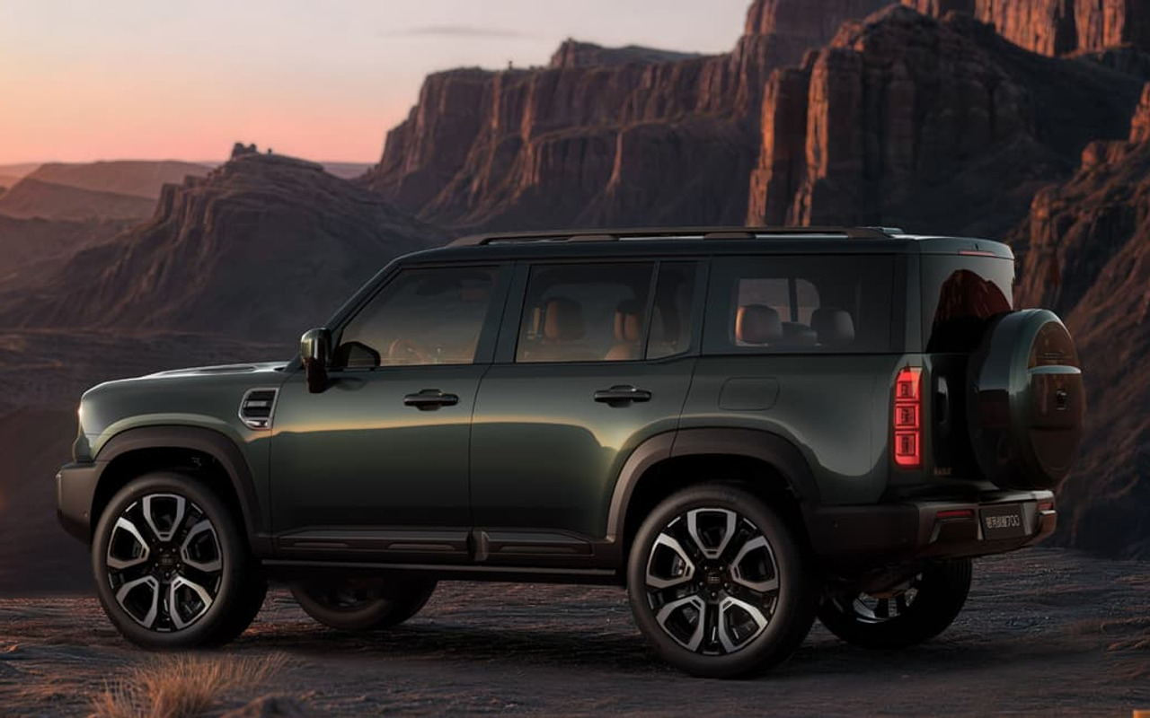 Geely Galaxy Cruiser 700 verde em vista lateral e traseira