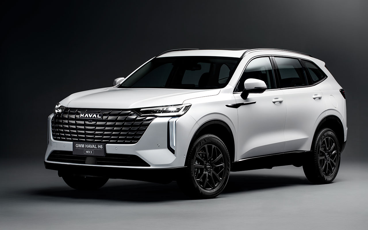 Haval H6 HEV2 Flex branco visto de frente e de lado em estúdio