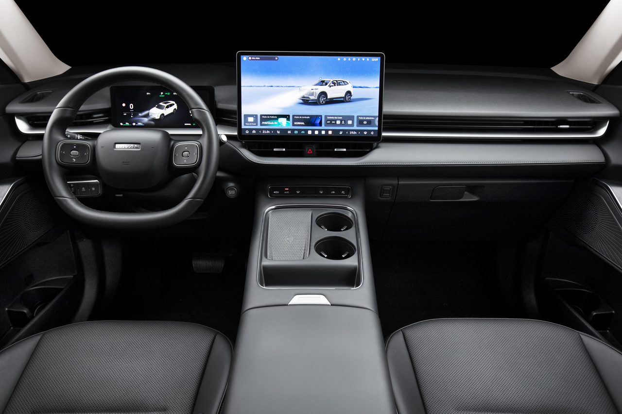 Interior do Haval H6 PHEV19 Flex com volante, painel digital e central multimídia