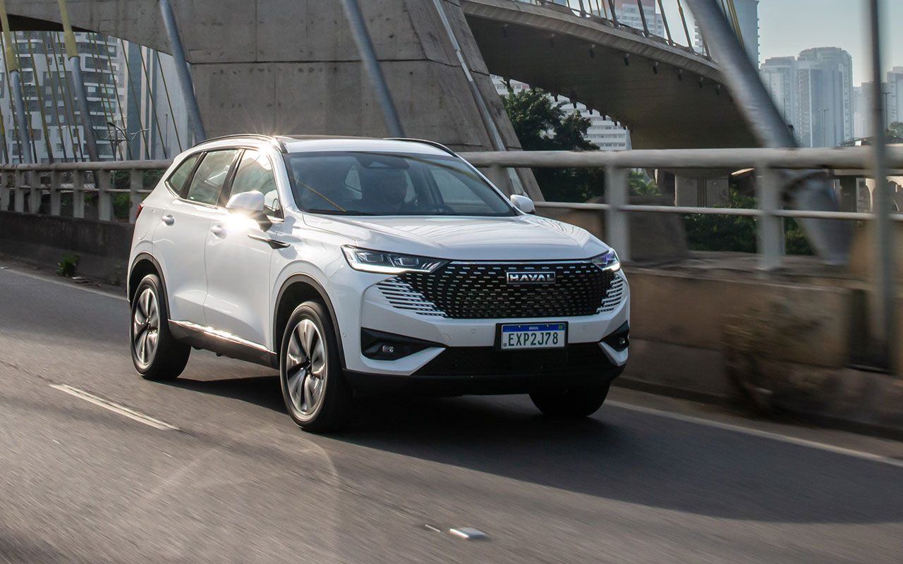GWM Haval H6 PHEV19 branco em vista de três quartos dianteira sobre uma ponte