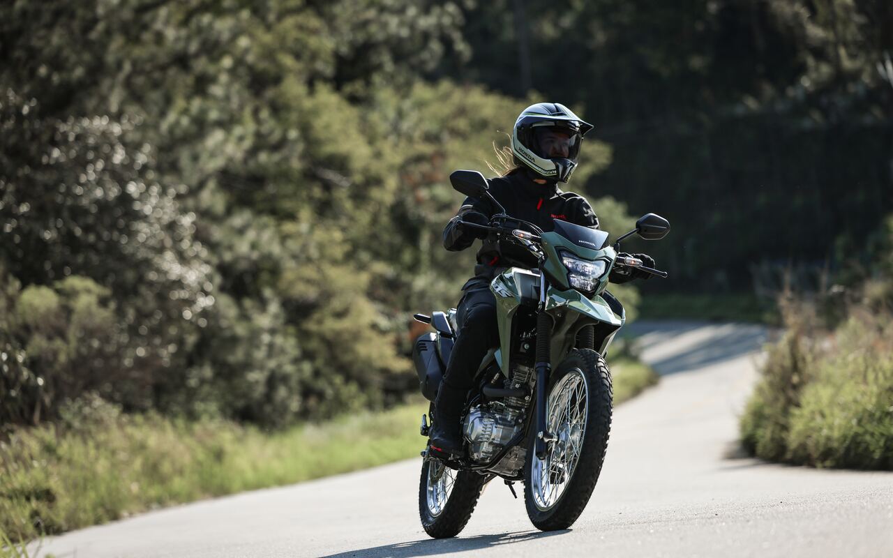 Honda NXR160 Bros ABS 2027 verde em movimento em estrada